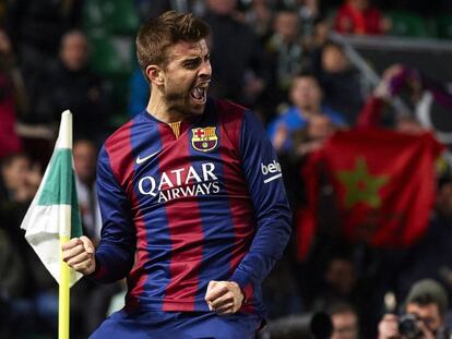 Piqu&eacute; festeja su tanto ante el Elche. 