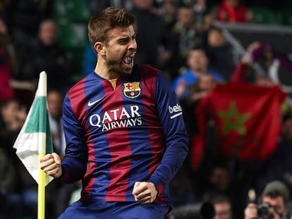 Piqu&eacute; festeja su tanto ante el Elche. 