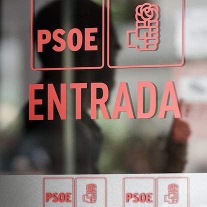 Sede del PSOE de la calle Ferraz, a 20 de junio de 2025, en Madrid (España). Agentes de la Unidad Central Operativa (UCO) de la Guardia Civil se han personado en la sede nacional del PSOE, en la calle Ferraz de Madrid, para realizar un clonado del correo electrónico del hasta la semana pasada secretario de Organización, Santos Cerdán. Este registro se produce después de que el magistrado del Tribunal Supremo haya ordenado al PSOE que facilite a la policía judicial el acceso y clonado del correo corporativo del ex 'número tres' del PSOE.
20 JUNIO 2025;SANTOS CERDAN;UCO;FERRAZ;PSOE;CORRUPCIÓN;CASO KOLDO
Diego Radamés / Europa Press
20/06/2025