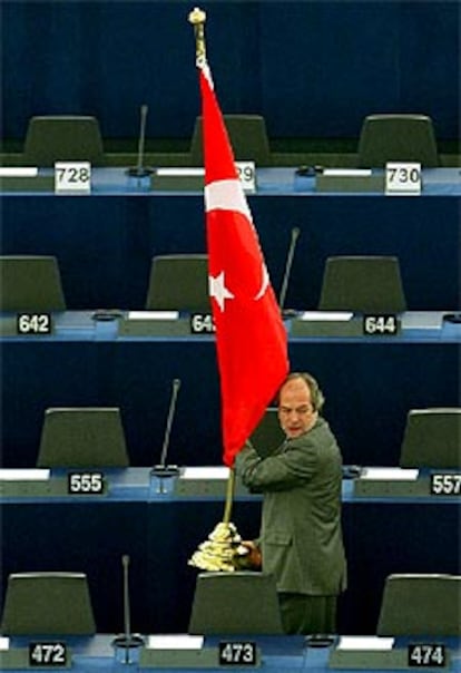 Un empleado del Parlamento Europeo porta la bandera de Turquía.