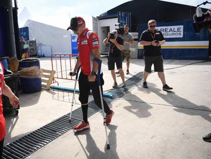 El piloto de Ducati Jorge Lorenzo camina con ayuda de unas muletas en el circuito de Buriram, en Tailandia.