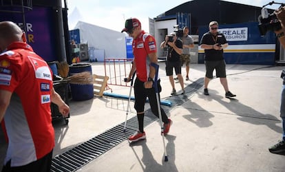 El piloto de Ducati Jorge Lorenzo camina con ayuda de unas muletas en el circuito de Buriram, en Tailandia.