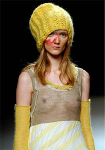 Una modelo luce una de las creaciones que el diseñador catalán David Valls, con gorro y guantes de lana a juego.