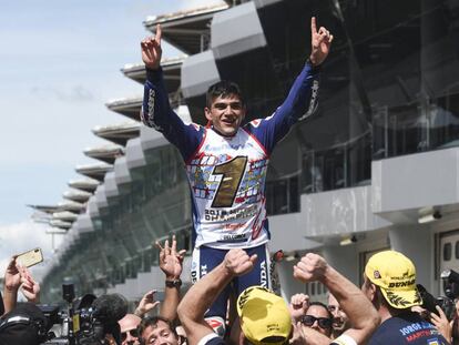 Jorge Martín celebra el título de Moto3 conseguido en Malasia.