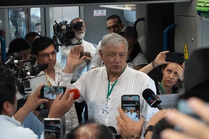 Andrés Manuel López Obrador habla con los medios de comunicación.