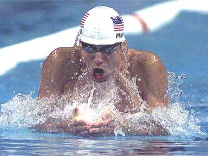 Michael Phelps nada braza en la semifinal de 200 estilo en la que batió el récord del mundo.