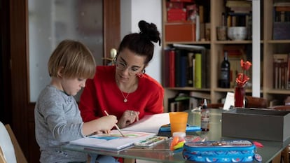 Una madre hace los deberes con su hijo.