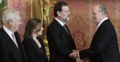 El Rey saluda a Mariano Rajoy, junto a su esposa, Elvira Fernández, y el ministro Asuntos Exteriores, José Manuel García-Margallo.