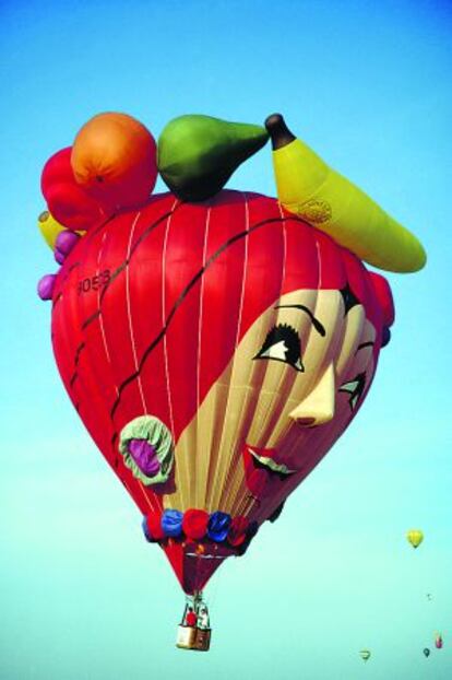 Un globo aerost&aacute;tico moldeado seg&uacute;n la efigie de la famosa cantante brasile&ntilde;a sobrevuela Quebec.