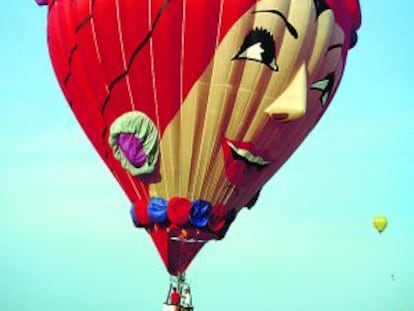 Un globo aerostático moldeado según la efigie de la famosa cantante brasileña sobrevuela Quebec.