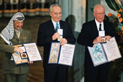 Arafat, Peres y Rabin reciben el Nobel de la Paz, en 1994.