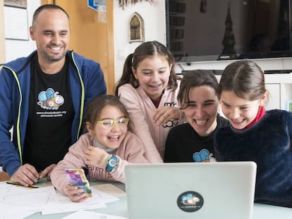 De izquierda a derecha, Andrés, Cloe, Nora, Ingrid y Elsa, en su casa de Sevilla.