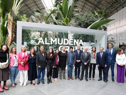 Raquel Sánchez (cuarta por la izquierda) preside este viernes la presentación de la nueva denominación de la estación Almudena Grandes, acto al que también ha acudido su viudo, Luis García Montero (quinto por la izquierda), y otras personalidades.