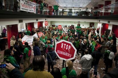 Docenas de miembros de PAH ocupan una sucursal del Banco Popular en Barcelona.