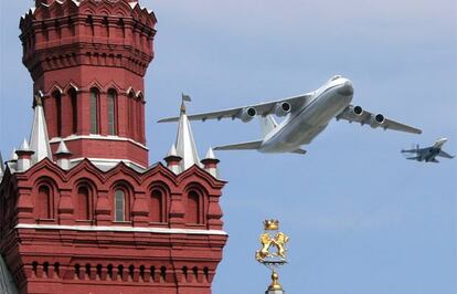 Viernes 9 de mayo de 2008: Desfile del Día de la Victoria, con el que Rusia celebra el final de la II Guerra Mundial. Es el primer desfile presidido por el nuevo presidente de Rusia, Dimitry Medvedev. En la fotografía un IL-76 y un caja sobrevuelan la Plaza Roja de Moscu.