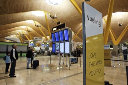 Vista del interior de la terminal T4 del aeropuerto de Barajas, en Madrid. EFE/Archivo