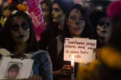 Mujeres protestan contra la violencia feminicida en México hace un mes y medio.