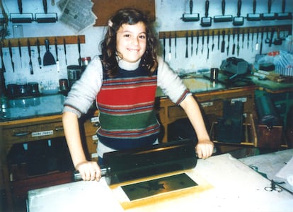 Samanta Schweblin en el taller de su abuelo, Alfredo de Vincenzo, en una imagen sin datar.