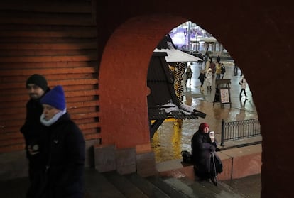 Una mujer pide monedas en el centro de Moscú (Rusia).