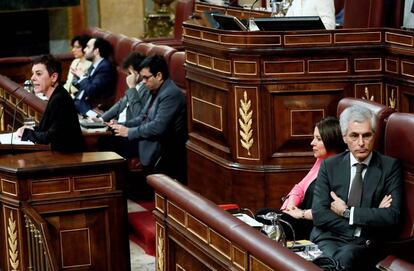 Adolfo Suárez Illana se gira en su escaño, durante la intervención de la portavoz de EH Bildu en el Congreso, Mertxe Aizpurua.