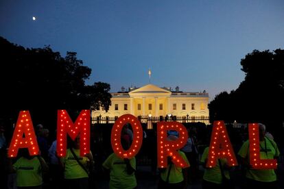 Manifestantes deletrean la palabra "AMORAL" en el 66º día consecutivo de su protesta frente a la Casa Blanca en Washington (EE.UU).