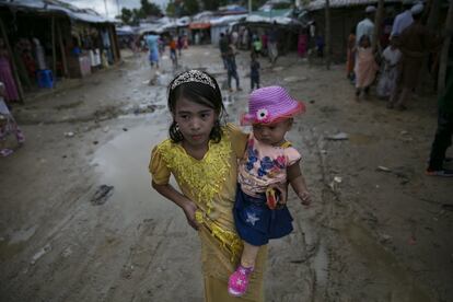 Esta semana, más de medio millón de refugiados rohingyas en Bangladesh han recibido documentos de identidad, en la mayoría de los casos por primera vez, gracias a un programa de registro que aspira a garantizar también el cumplimiento de los derechos más básicos para este colectivo.