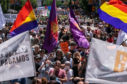 “OTAN no, bases fuera”, era el lema de la pancarta del PCE y otro de los cánticos más populares en la protesta.