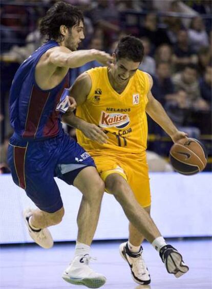 El escolta del Gran Canaria Roberto Guerra dribla al escolta del Barça Gianluca Basile