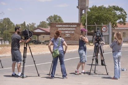 Periodistas en la puerta del Centro Penitenciario de Mujeres de Alcalá de Guadaira (Sevilla).