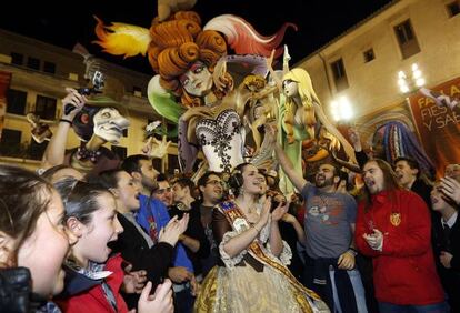 Los miembros de la comisión de la falla de El Pilar celebran el premio.