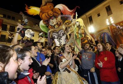 Los miembros de la comisi&oacute;n de la falla de El Pilar celebran el premio.