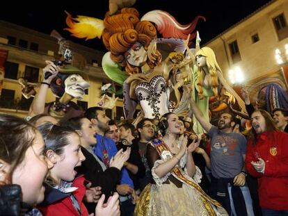 Los miembros de la comisi&oacute;n de la falla de El Pilar celebran el premio.