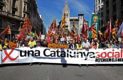 Cabecera de la manifestación que bajo el lema "Por una Catalunya Social".