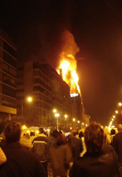 Numerosas personas se acercaron hasta las proximidades del incendio para intentar tomar una instantánea de la impresionante imagen que ofrecía el edificio Windsor en llamas.