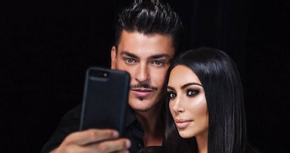 Kim Kardashian y su maquillador Mario Dedivanovic, en una foto compartida por &eacute;l en su Instagram.