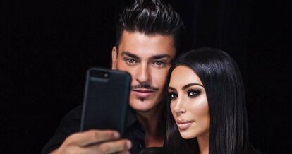 Kim Kardashian y su maquillador Mario Dedivanovic, en una foto compartida por él en su Instagram.