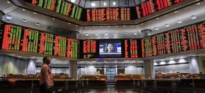 Paneles informativos muestran los datos de la bolsa en Kuala Lumpur (Malasia). EFE/Archivo