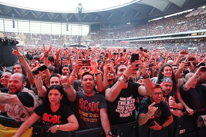 The audience vibrates during the concert of the band AC/DC this Wednesday at the La Cartuja stadium, in Seville. 