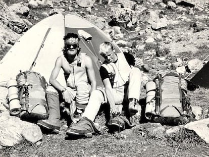 Joe Simpson (izquierda) y Simon Yates, en el campo base de Siula Grande.