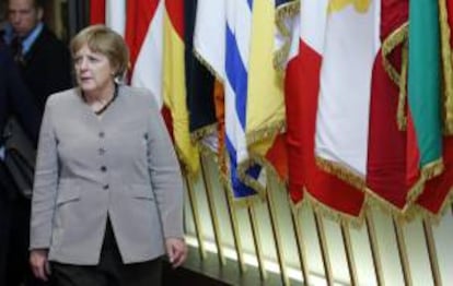 La canciller alemana Angela Merkel sale del edificio del consejo Europeo al finalizar el primer día de la cumbre de la Unión Europea en Bruselas (Bélgica).