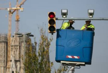 Operaris instal·len les càmeres de la zona de baixes emissions.