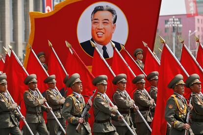 Marcha por el 105º aniversario de Kim Il-sung,
“padre fundador” de 
Corea del Norte.