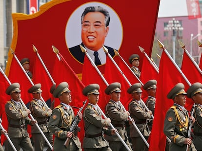 Marcha por el 105º aniversario de Kim Il-sung,
“padre fundador” de 
Corea del Norte.