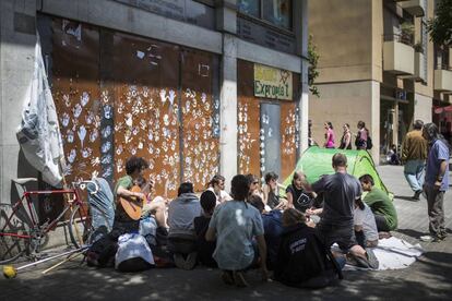 Activistes del Banc Expropiat reunits davant del local. 