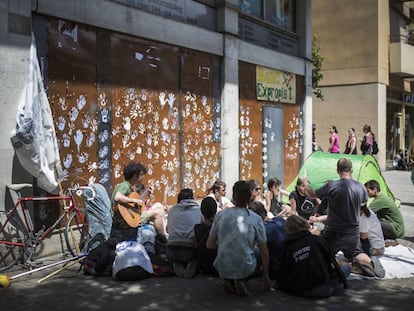 Activistes del Banc Expropiat reunits davant del local. 