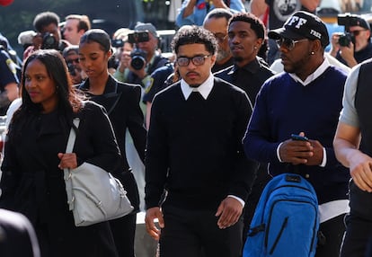 Justin Combs, en el centro, el segundo de los siete hijos de Sean Combs, a la llegada al juicio.
