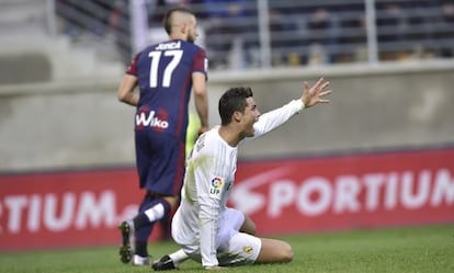 Cristiano protesta en el partido ante el Eibar.