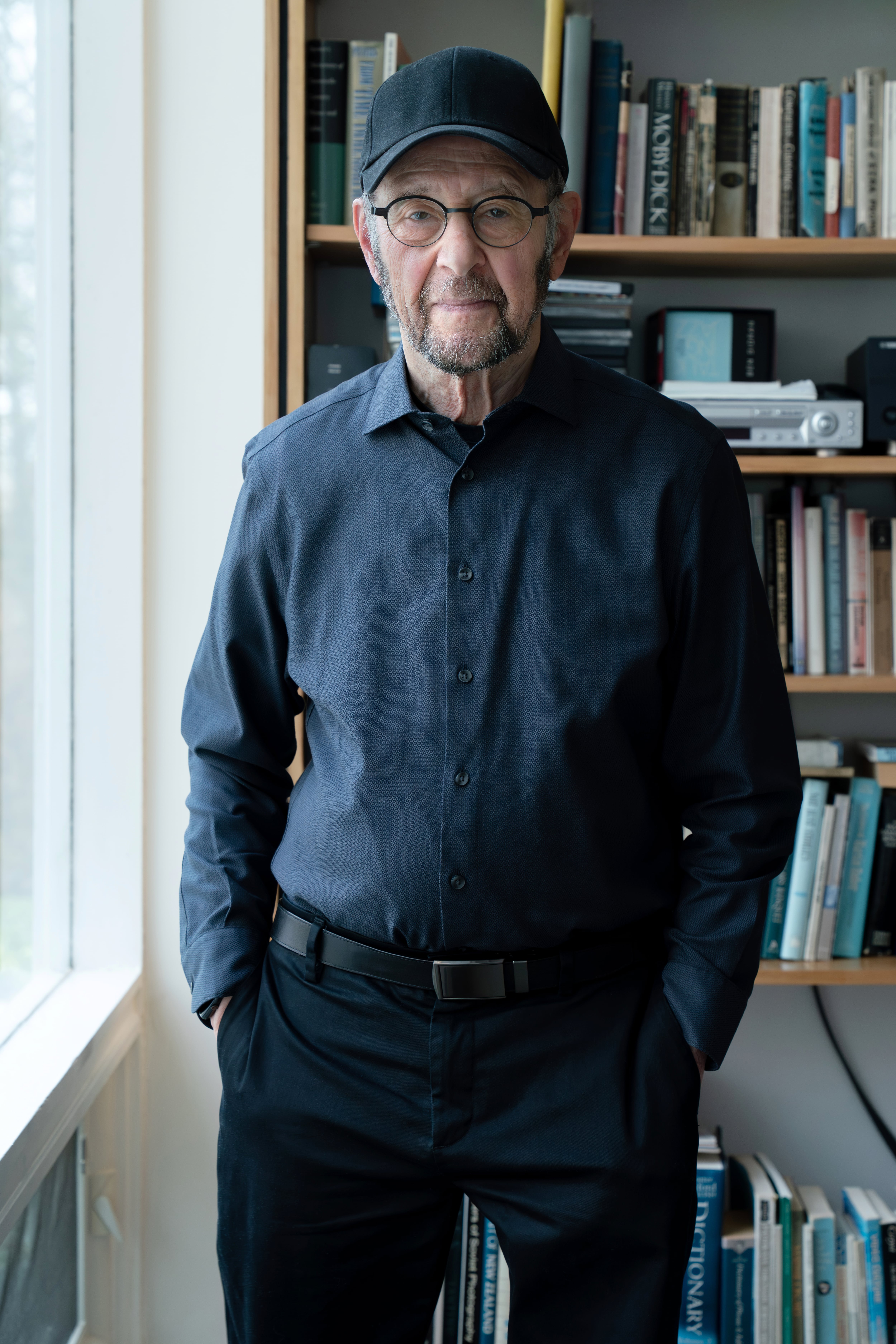 Steve Reich posa junto a sus libros.