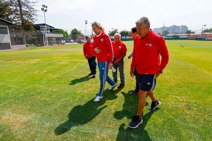 El entrenador de la selección chilena, Ricardo Gareca, recorre el complejo deportivo Juan Pinto Durán en Santiago, este viernes.