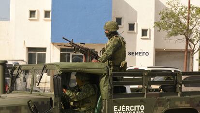 Elementos del Ejército mexicano a las afueras de la Semefo de Matamoros, en Tamaulipas.